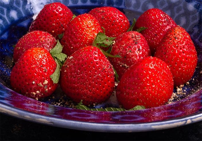 https://amediterraneangourmet.com/wp-content/uploads/Strawberries.jpg